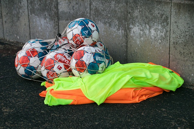 再见曼联！曝6500万“顶星”离队！1.8亿强援投奔红魔，强挖皇马